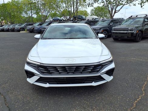 Used 2025 Hyundai Elantra SEL image 2