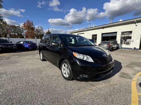 Used 2015 Toyota Sienna L image 4