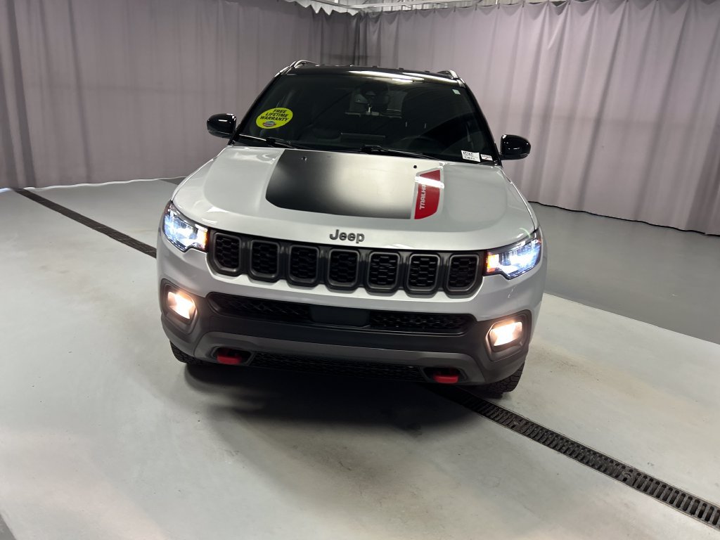 Used 2025 Jeep Compass Trailhawk AWD/4WD image 2