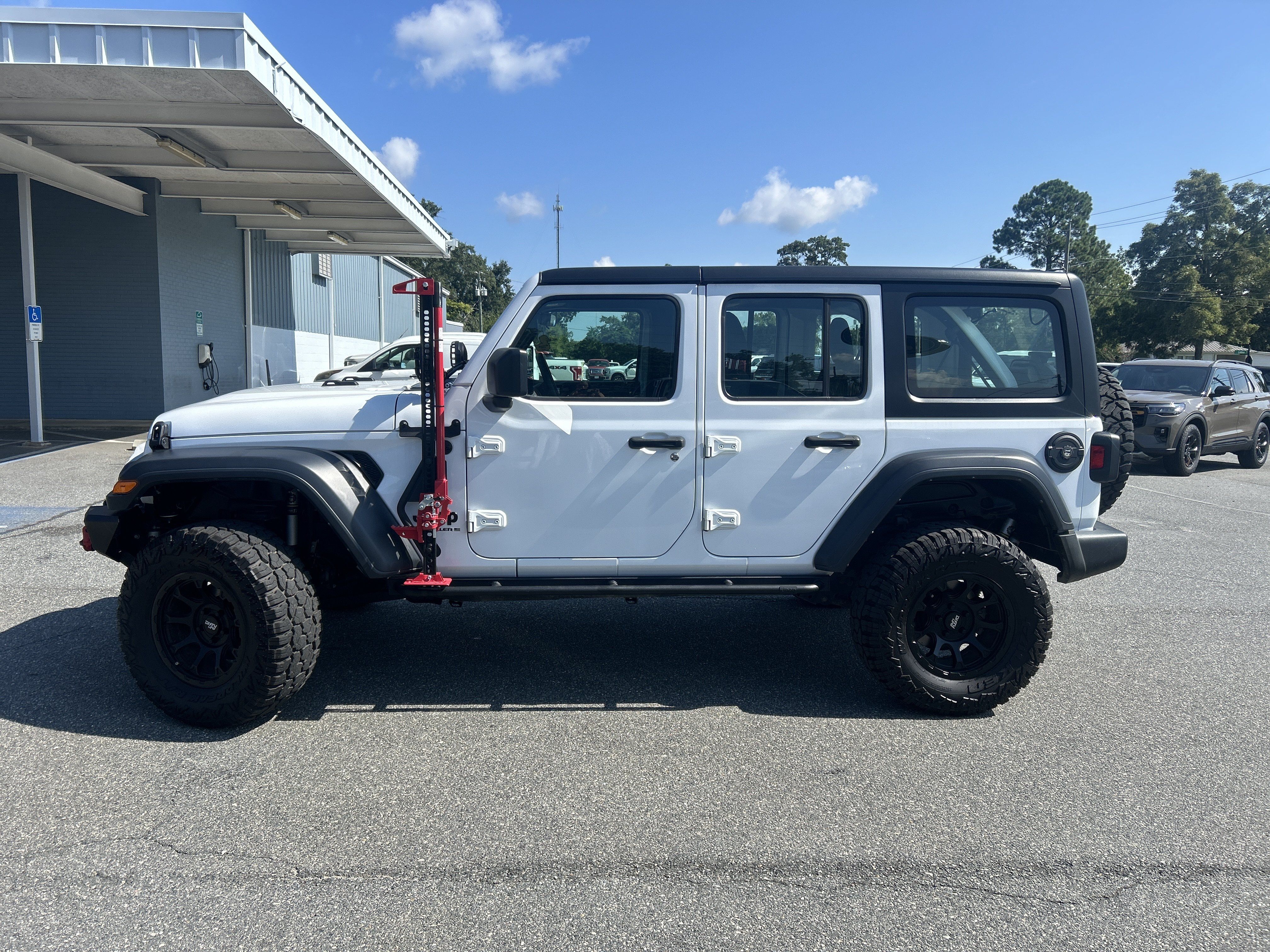 Used 2024 Jeep Wrangler Unlimited Sport AWD/4WD image 4