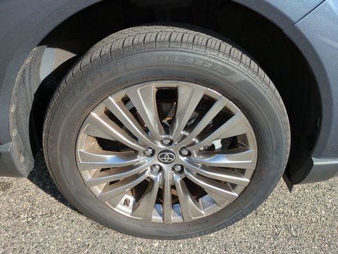 Used 2021 Toyota Venza Limited w/ Advanced Technology Package image 11