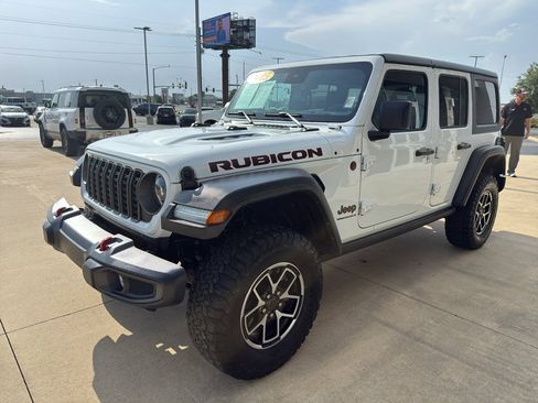 Used 2025 Jeep Wrangler Unlimited Rubicon AWD/4WD image 4