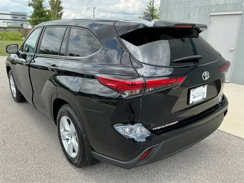 Used 2023 Toyota Highlander LE AWD/4WD image 2