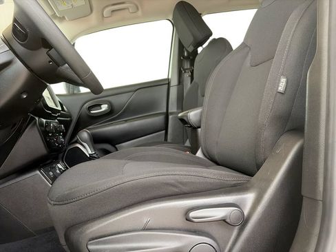 Used 2023 Jeep Renegade Latitude AWD/4WD image 20