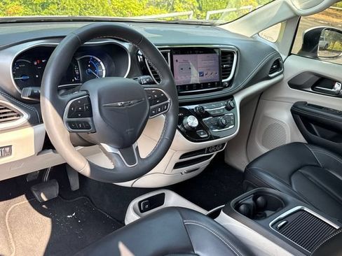 Used 2023 Chrysler Pacifica Touring-L FWD image 14
