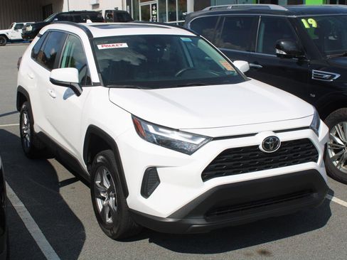 Used 2022 Toyota RAV4 XLE w/ Convenience Package AWD/4WD image 3