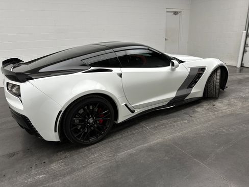 Used 2015 Chevrolet Corvette Z06 w/ 2LZ Preferred Equipment Group image 7