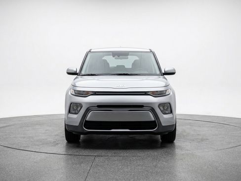Used 2025 Kia Soul LX w/ LX Technology Package FWD image 2