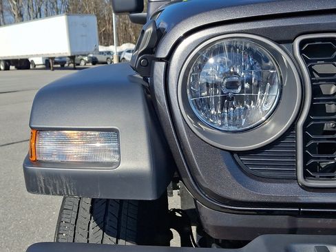 Used 2025 Jeep Gladiator Sport AWD/4WD image 9