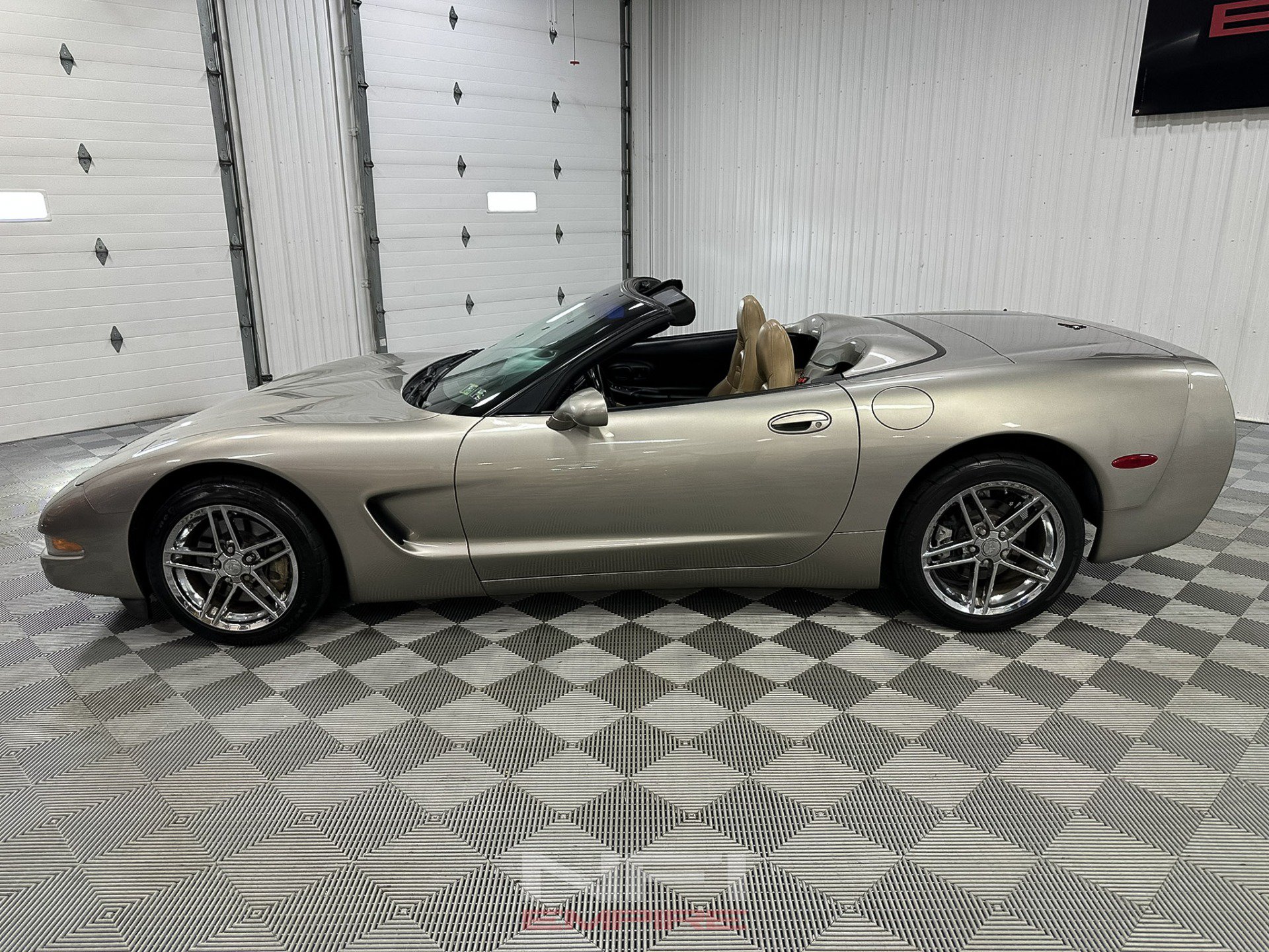 Used 2000 Chevrolet Corvette Coupe w/ Memory Pkg RWD image 3