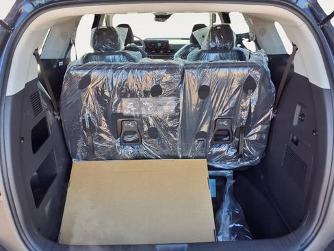 New 2026 Kia Carnival LX image 18