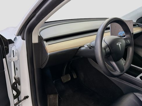 Used 2022 Tesla Model Y Long Range image 17