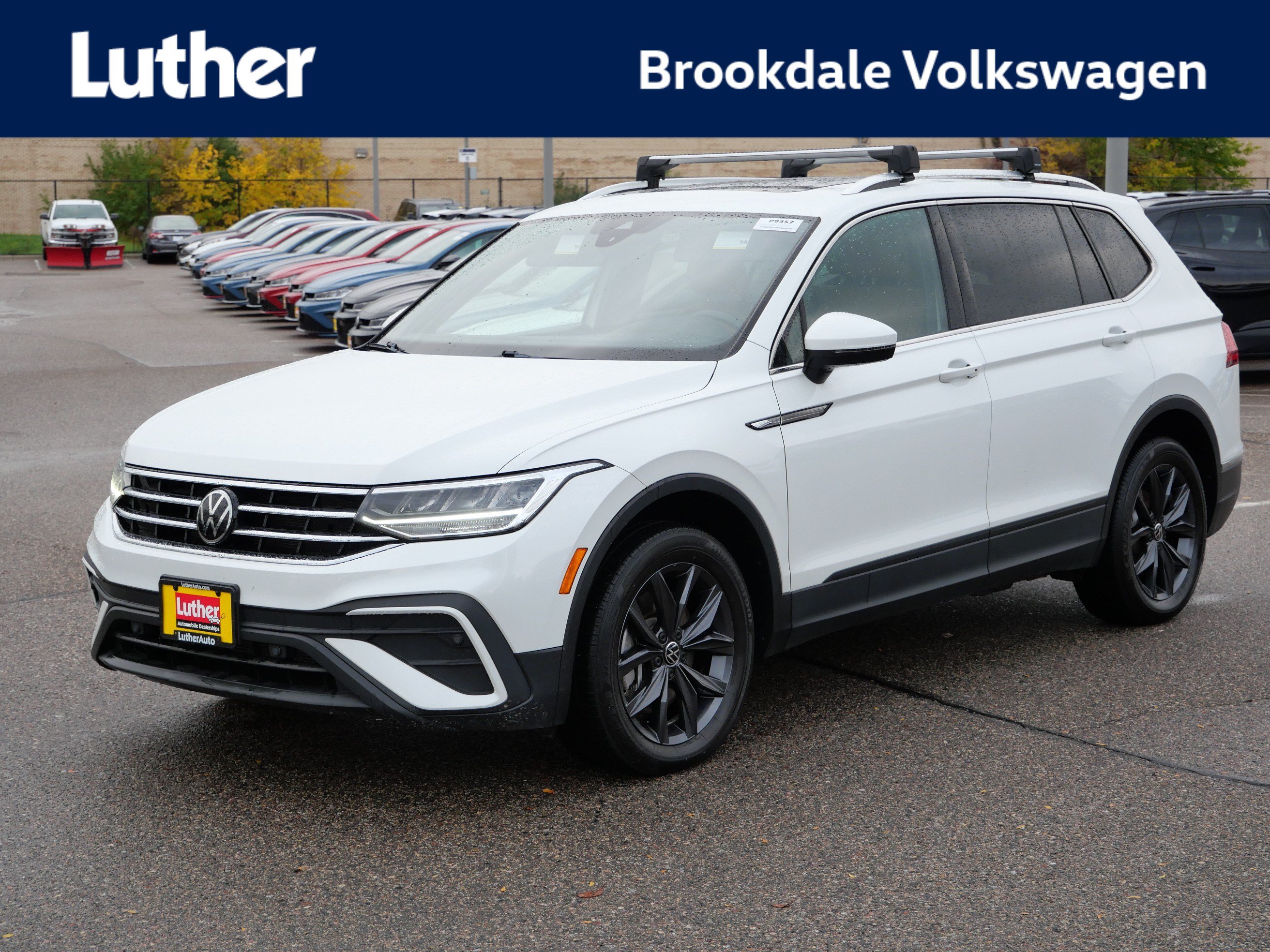 Used 2023 Volkswagen Tiguan SE w/ Panoramic Sunroof Package AWD/4WD image 1