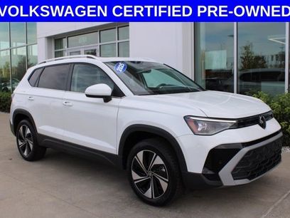 Used 2025 Volkswagen Taos SE w/ Panoramic Sunroof Package