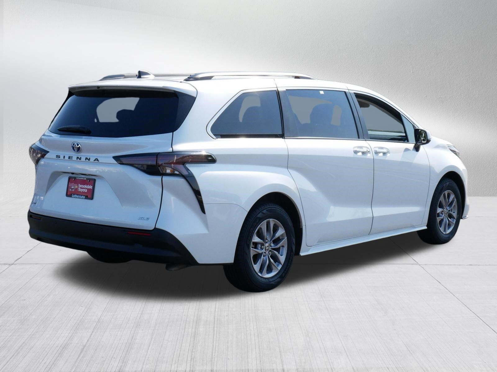 Certified 2025 Toyota Sienna XLE FWD image 7