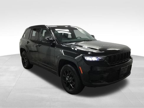 Used 2024 Jeep Grand Cherokee Altitude AWD/4WD image 3