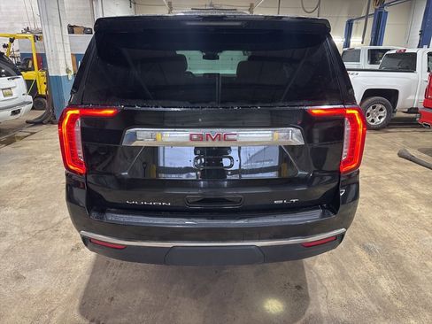 Used 2023 GMC Yukon SLT w/ SLT Luxury Package image 3