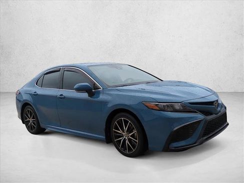 Used 2023 Toyota Camry SE image 3