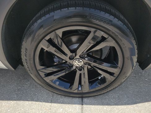 Certified 2023 Volkswagen Tiguan SE R-Line FWD image 31