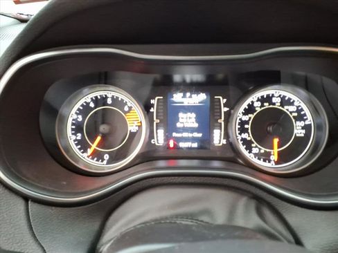 Used 2019 Jeep Cherokee Latitude Plus image 11