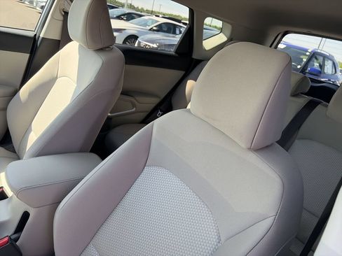 Used 2025 Kia Soul LX w/ LX Technology Package FWD image 11