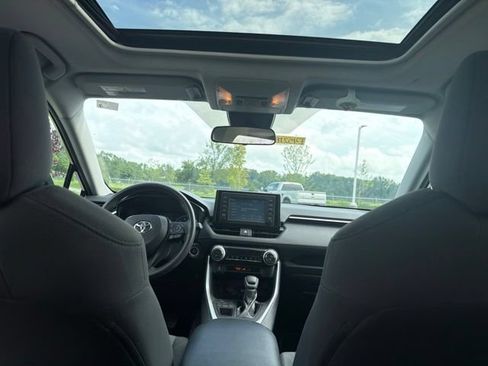 Used 2019 Toyota RAV4 XLE w/ Carpet Mat Package AWD/4WD image 16