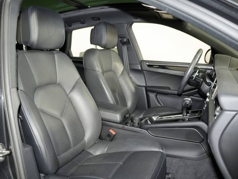 Certified 2023 Porsche Macan Turbo AWD/4WD image 39