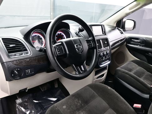 Used 2019 Dodge Grand Caravan SE w/ UConnect Hands-Free Group FWD image 11