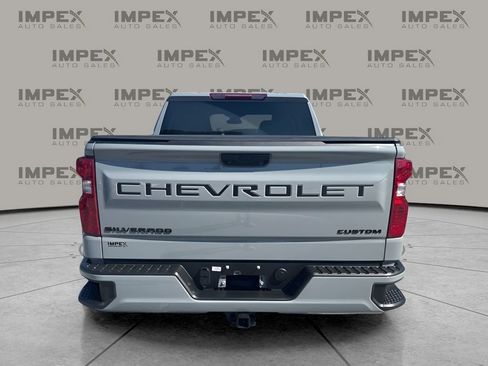 Used 2024 Chevrolet Silverado 1500 Custom w/ Dark Appearance Package AWD/4WD image 4