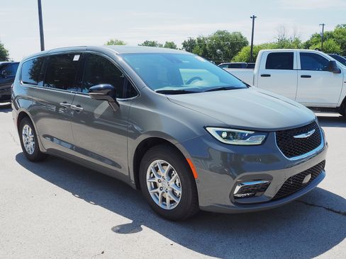 New 2025 Chrysler Pacifica Select w/ Uconnect Theater Family Group image 4