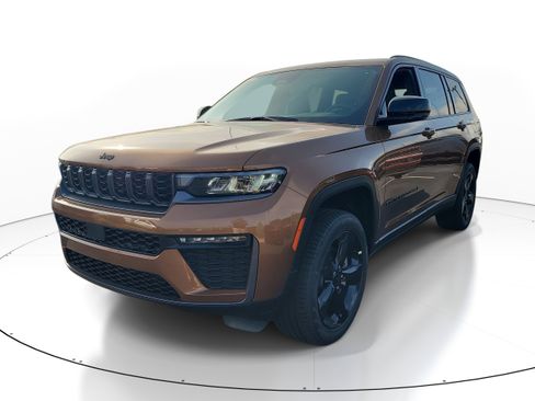 New 2026 Jeep Grand Cherokee L Limited w/ Limited Altitude Package AWD/4WD image 4