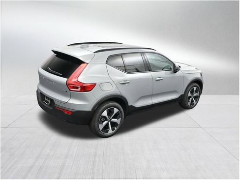 New 2026 Volvo XC40 B5 Plus w/ Protection Package Premier AWD/4WD image 17