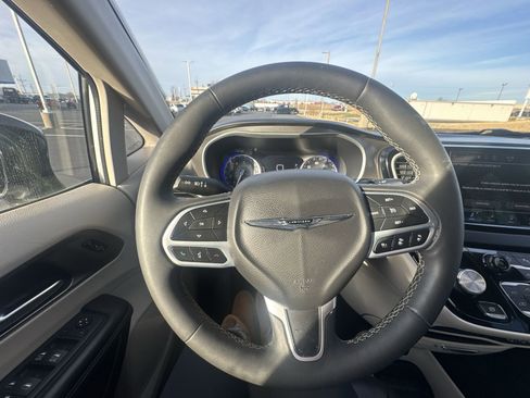 Used 2023 Chrysler Pacifica Touring-L image 14