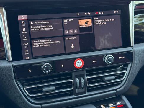 Used 2025 Porsche Macan image 19