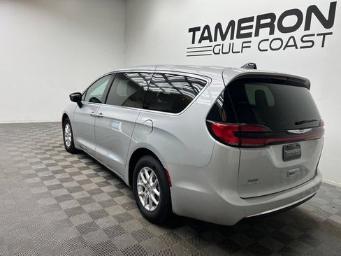 Used 2024 Chrysler Pacifica Touring-L FWD image 8