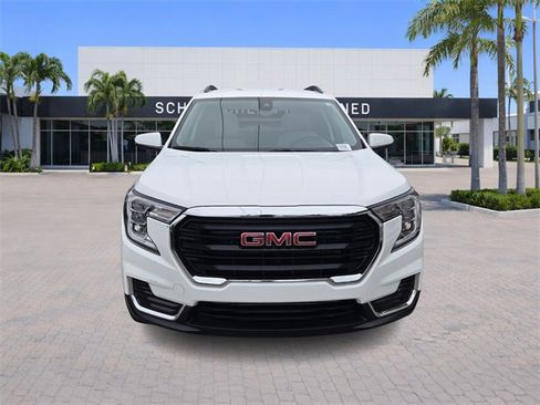 Used 2024 GMC Terrain SLE w/ Driver Convenience Package image 2