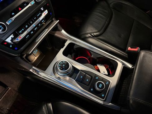 Used 2020 Ford Explorer Platinum w/ Premium Technology Package image 18