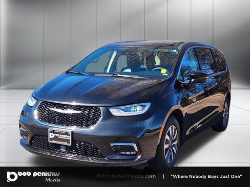 Used 2024 Chrysler Pacifica Select image 23