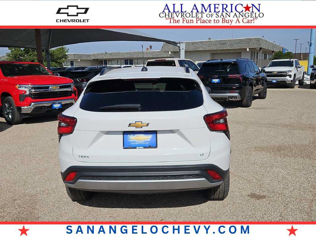Used 2025 Chevrolet Trax LT FWD image 1