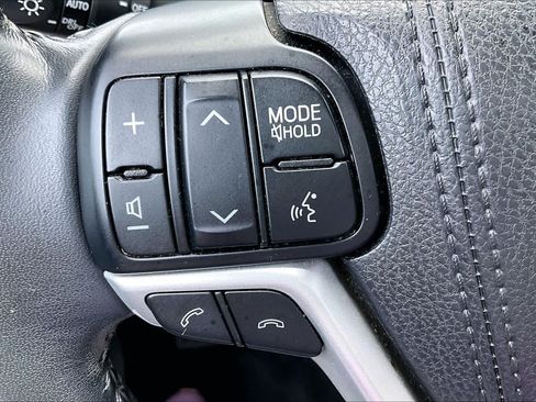 Used 2018 Toyota Highlander Plus FWD image 21