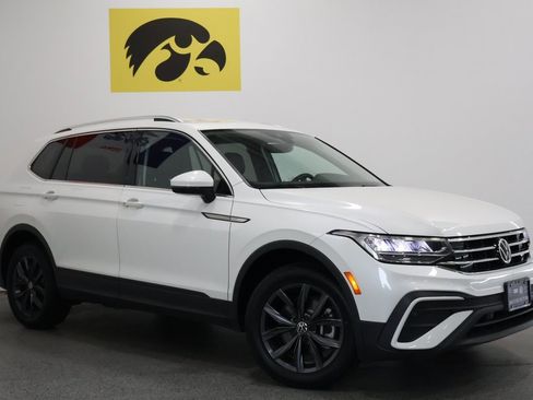 Used 2023 Volkswagen Tiguan SE image 2