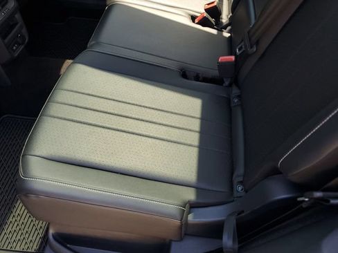 Used 2023 Volkswagen Tiguan SE w/ Panoramic Sunroof Package AWD/4WD image 16