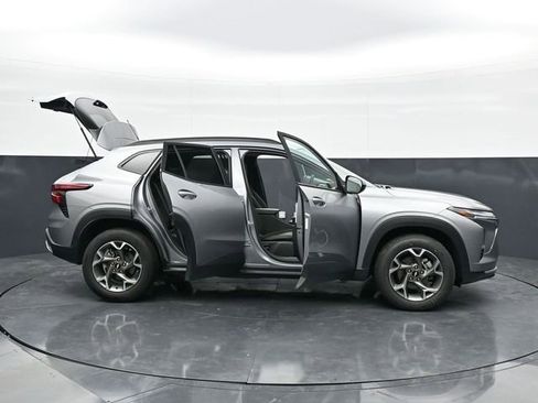 Used 2025 Chevrolet Trax LT FWD image 43