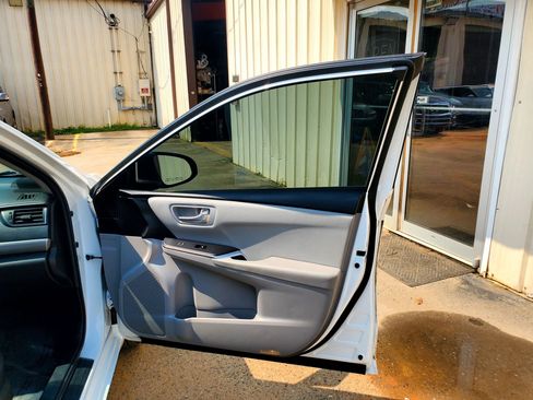 Used 2017 Toyota Camry SE FWD image 24