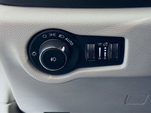 Used 2022 Chrysler Pacifica Touring-L image 10