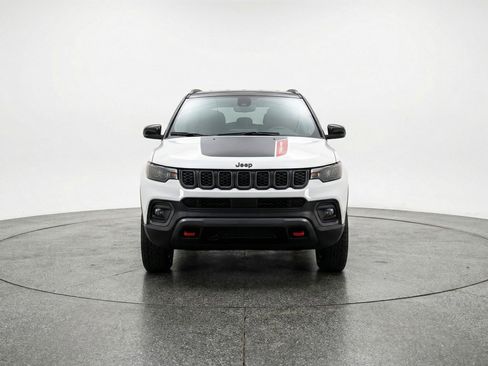 Used 2025 Jeep Compass Trailhawk AWD/4WD image 2