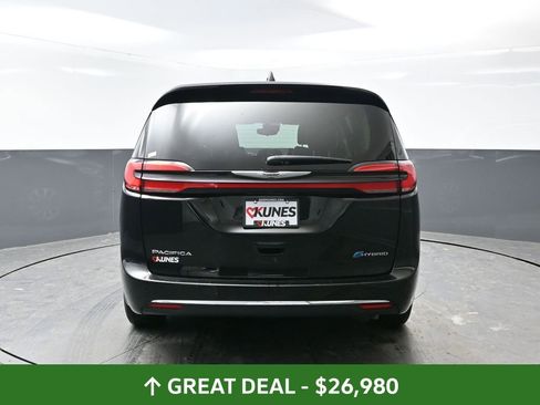 Used 2024 Chrysler Pacifica Select image 14