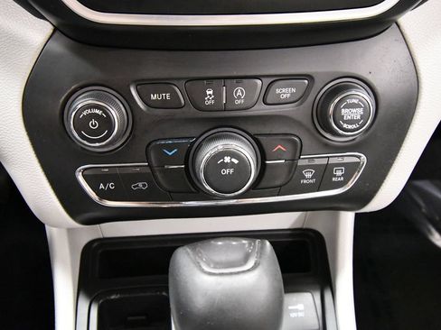Used 2021 Jeep Cherokee Latitude Lux FWD image 26
