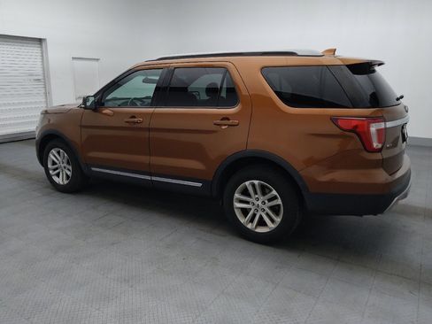 Used 2017 Ford Explorer XLT FWD image 3