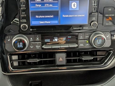 Used 2022 Toyota Highlander XLE AWD/4WD image 20